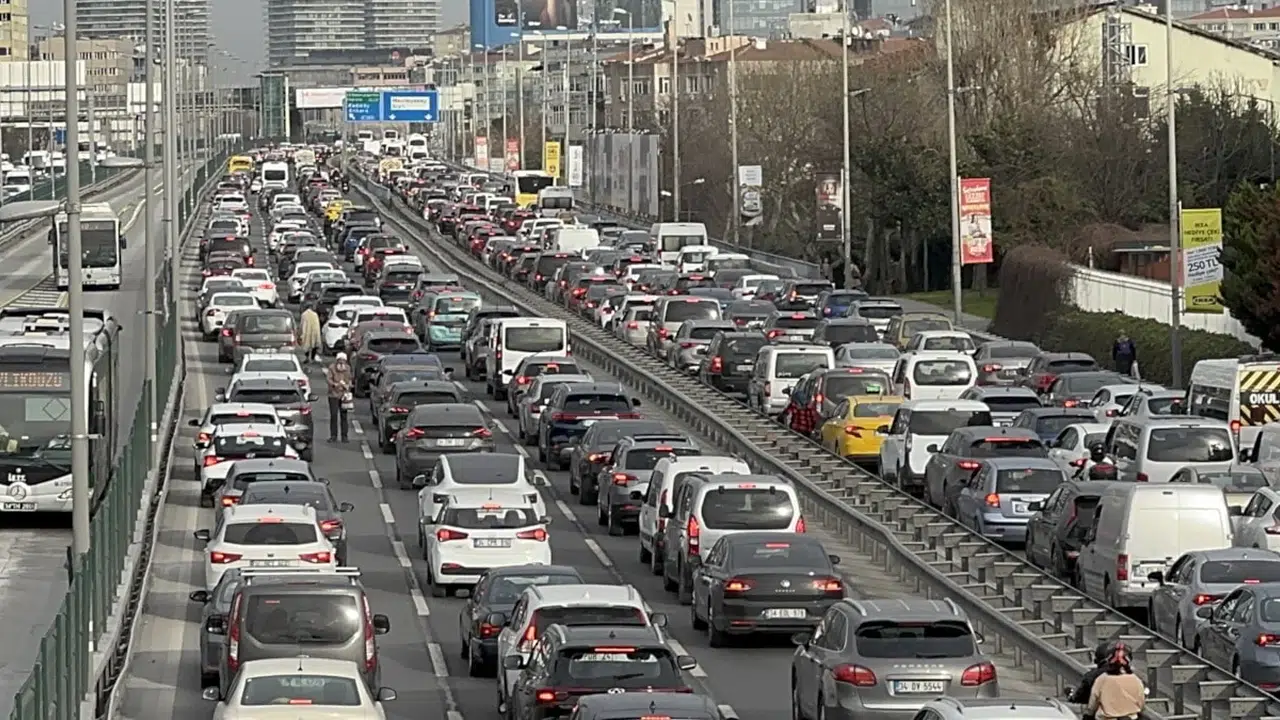 İstanbul'da iftar öncesi trafik yoğunluğu yüzde 89'a ulaştı
