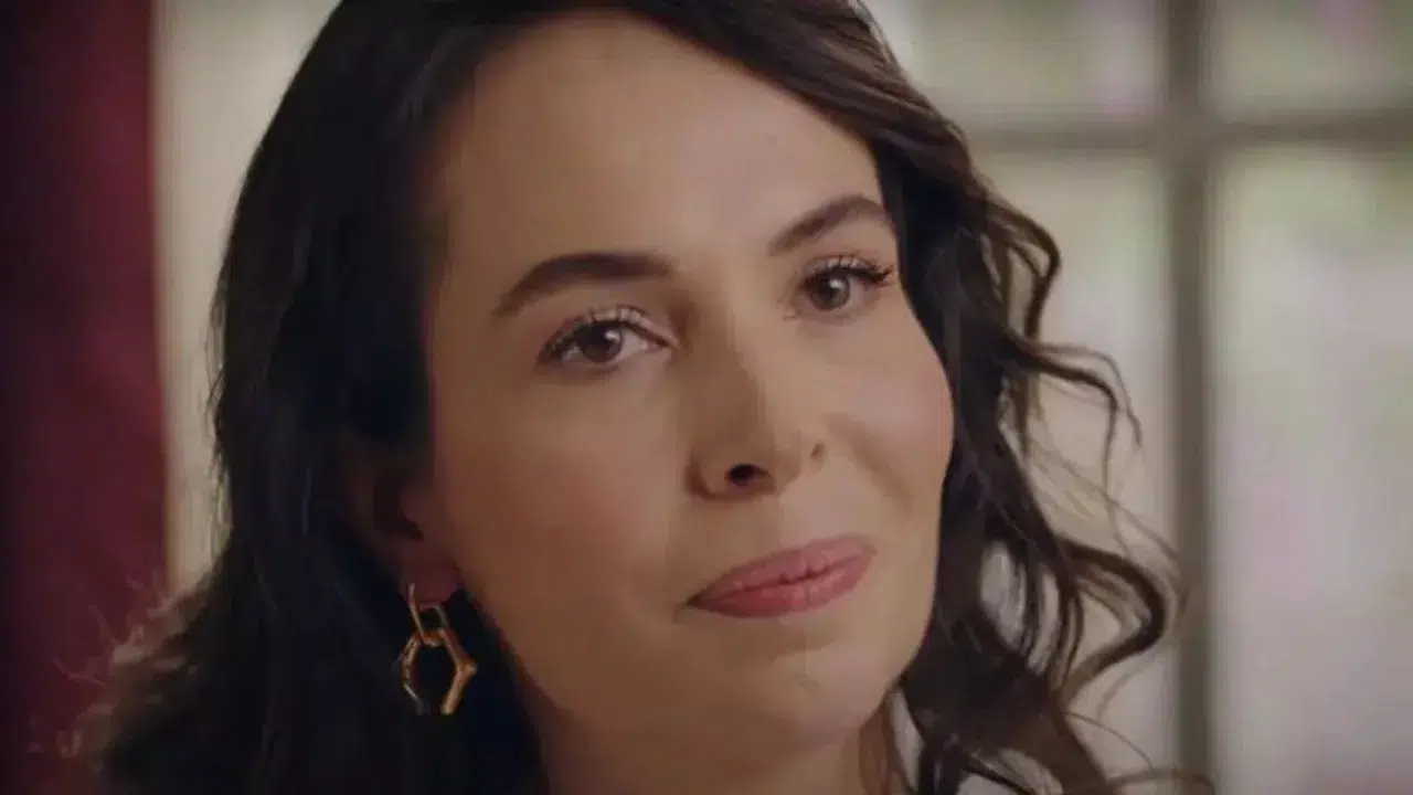 Sevdiğim Sensin dizisinin İnci karakterini canlandıran Esra Ronabar kimdir ve hangi projelerde yer almıştır?