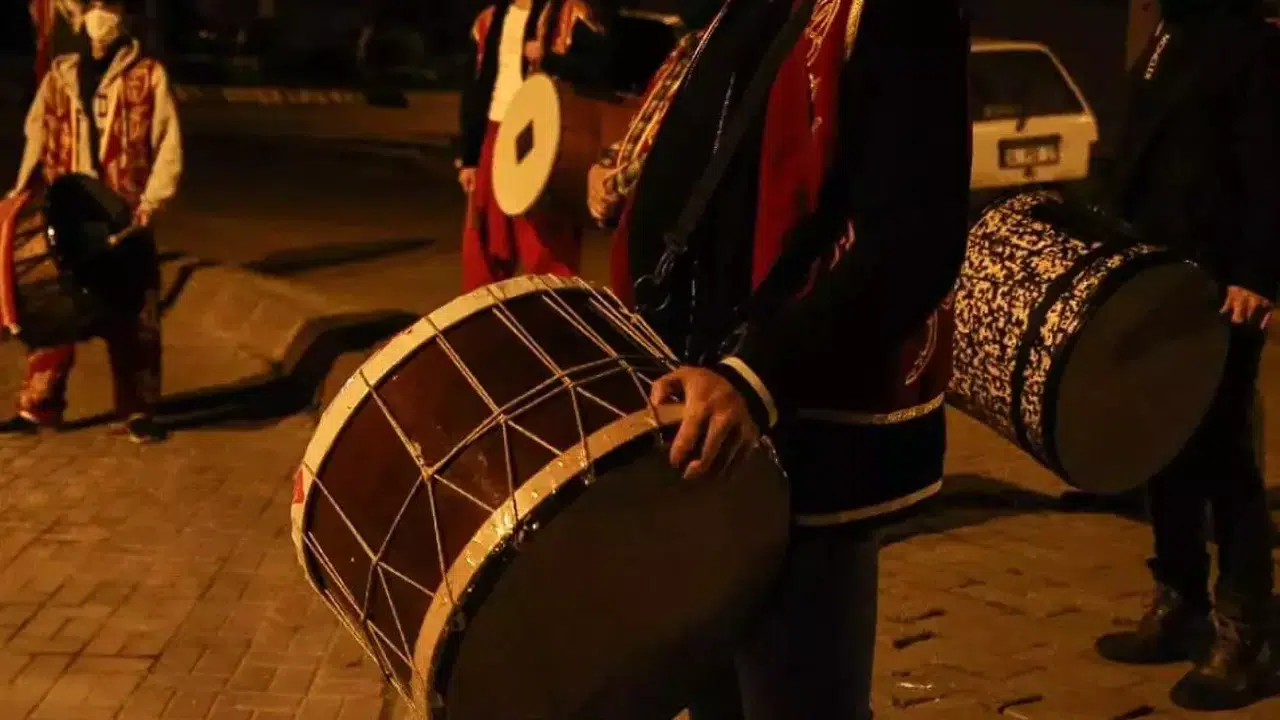 Ramazan davulcusu olmak için neler gerekiyor? Davulcular ne kadar maaş alıyor?