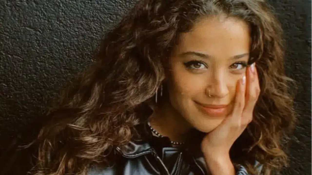 Eşref Rüya dizisinde Melek karakterini canlandıran Hatice Deniz kimdir ve kariyeri nasıldır?