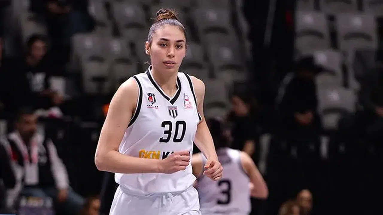 Melek Uzunoğlu kimdir, kaç yaşında, nereli ve hangi takımlarda oynadı?