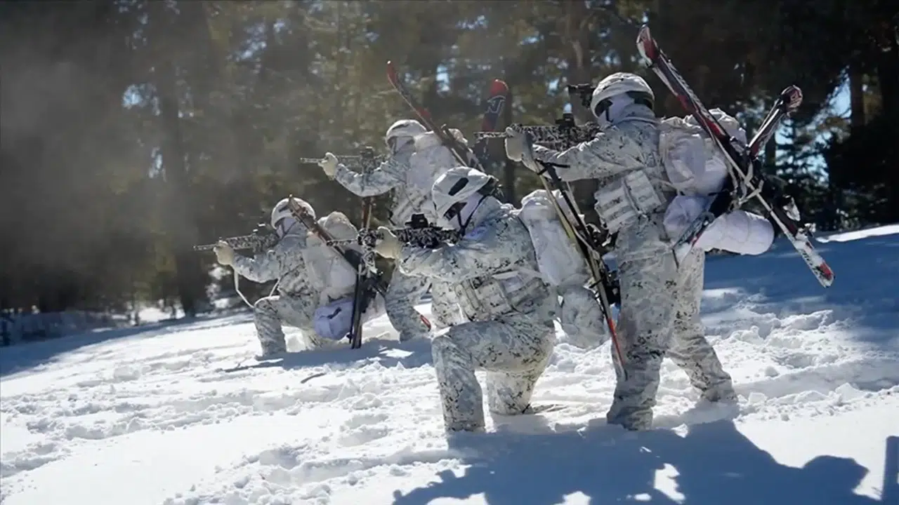 Komandolar Kars'ta Kar Üstünde Eğitim Faaliyetlerini Sürdürüyor
