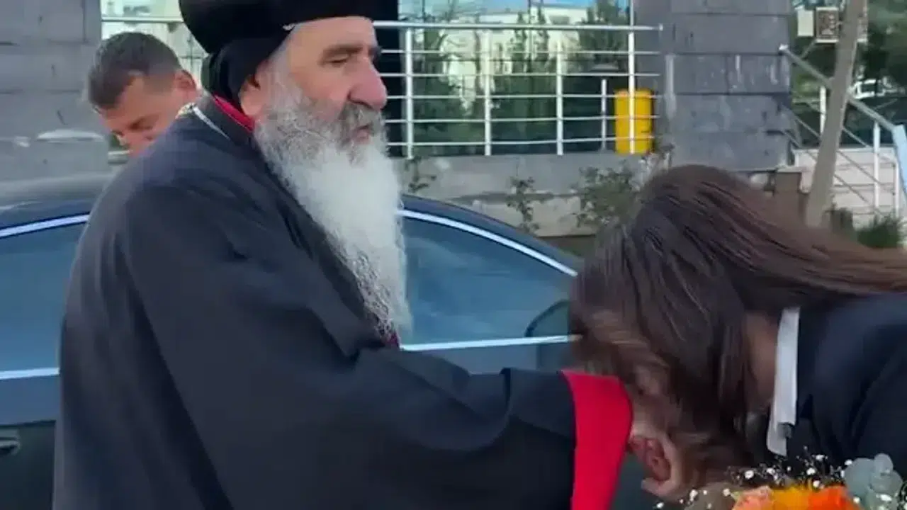 İdil Belediye Başkanı Türkan Kayır Kimdir ve Başpiskoposun Elini Neden Öptü?
