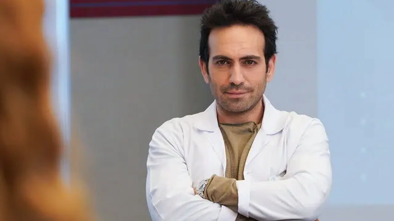 Buğra Gülsoy kimdir, kaç yaşında, nereli ve evli mi? Eşi kim ve hangi dizilerde oynadı?