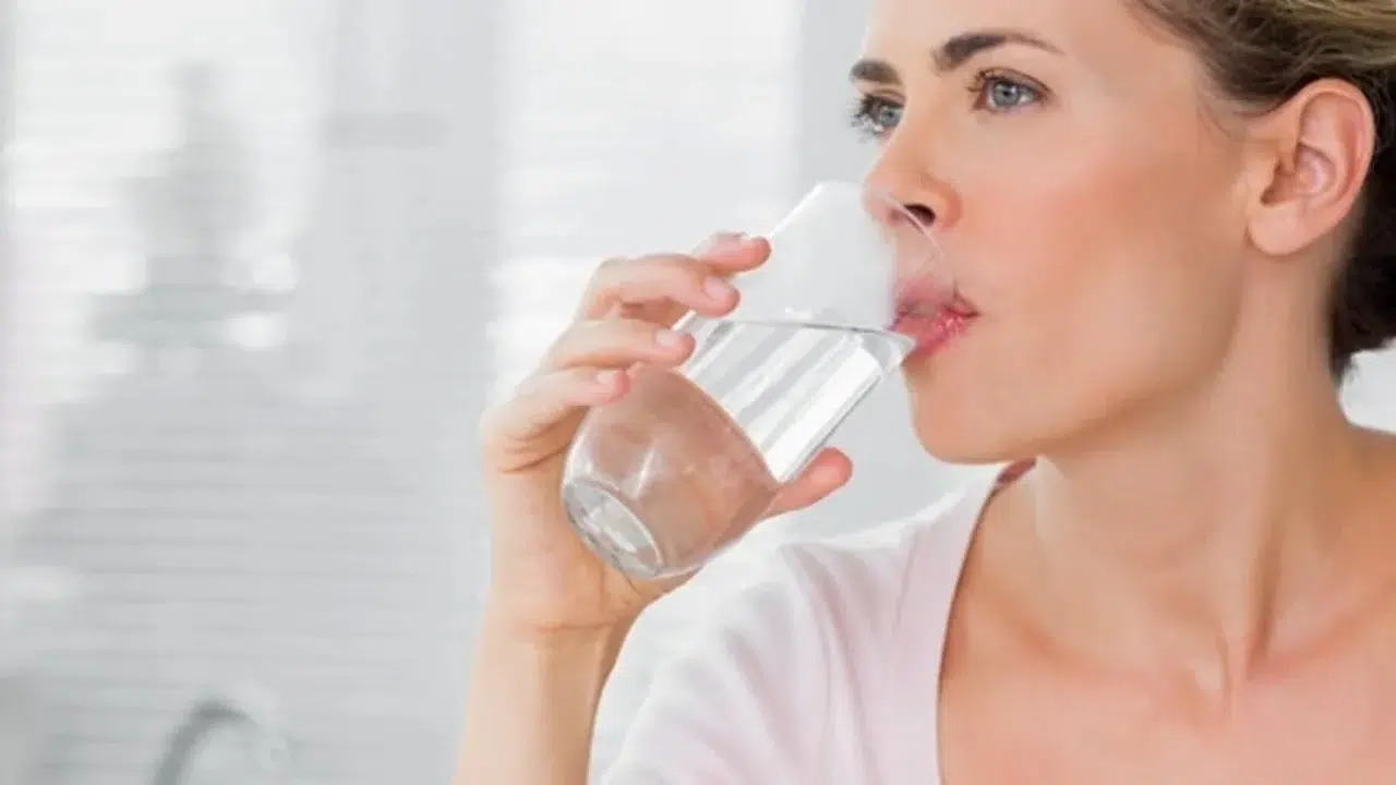 Sosyal Medyada Popülerleşen Sabahları Sıcak Su İçmenin Faydaları Neler?