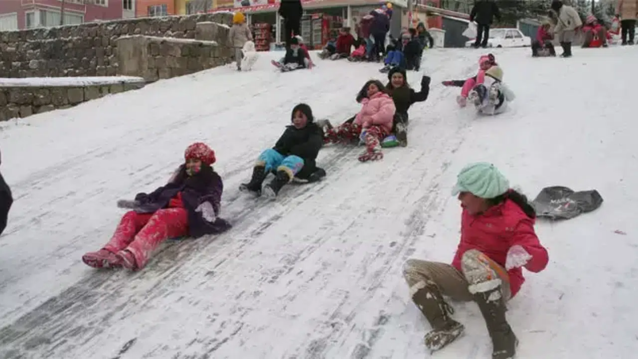 Hakkari ve Yüksekova'da Kar Yağışı Nedeniyle Eğitime Ara Verildi