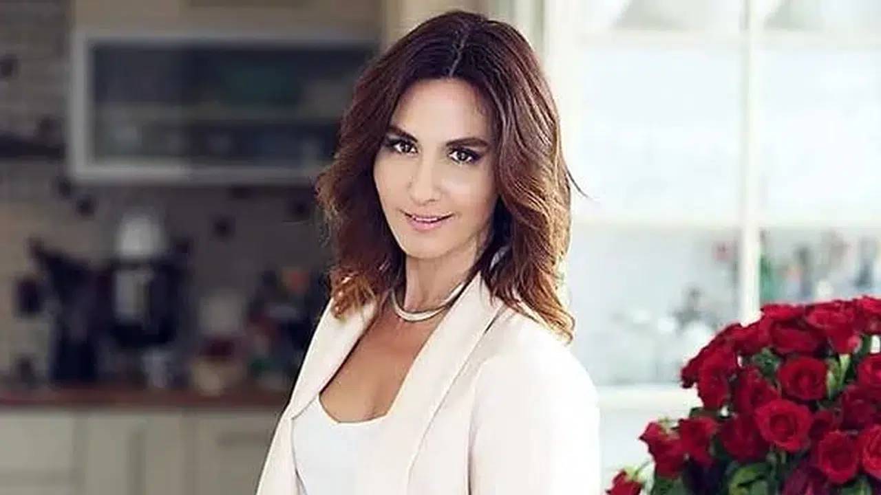 Ayşe Tolga kimdir, kaç yaşında ve nereli? Evli mi, kiminle evli? Sanatçının kariyeri ve özel hayatı hakkında merak edilenler