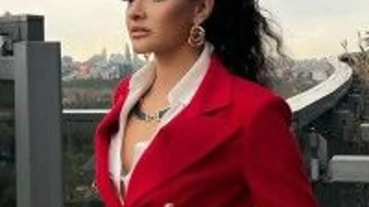 Zeycan Rochelle Yıldırım Kimdir ve Neden Gündemde? Samsunspor Başkanı Yüksel Yıldırım’ın Kızı Hakkında Bilgiler