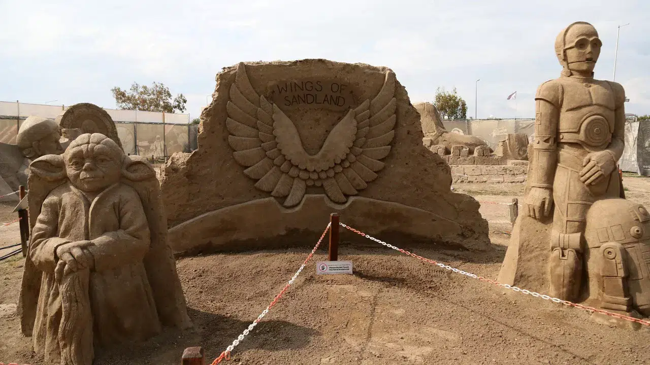 Antalya'daki Uluslararası Kum Heykel Festivali ne zaman başlıyor ve hangi temalarla ziyaretçilerini ağırlayacak?