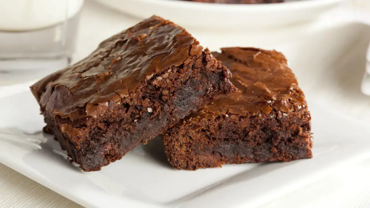 Enfes kıvamıyla dışı kıtır, içi akışkan brownie tarifi nasıl hazırlanır?