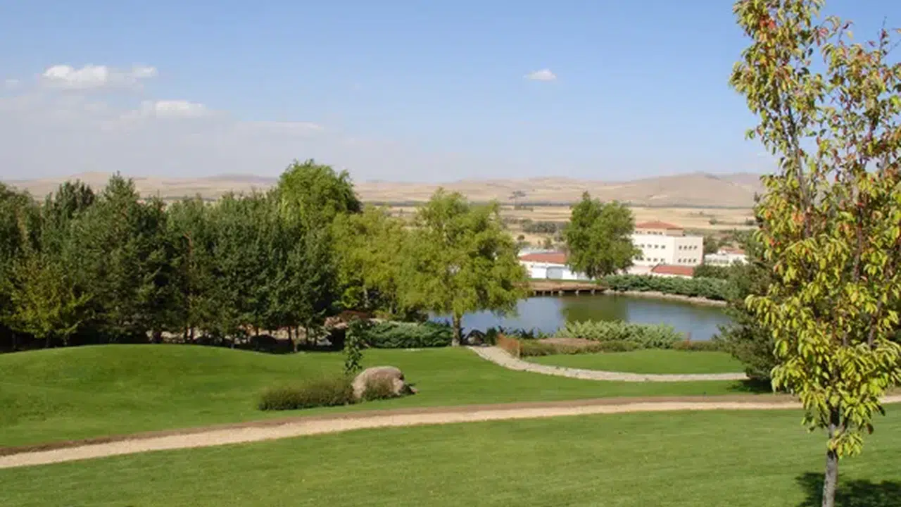 Sadece 16 kişinin yaşadığı bu köy turist akınına uğruyor