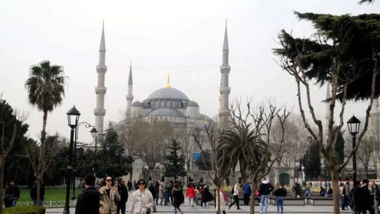 Sultanahmet Camii'nde ziyaretçi akını yoğunlaştı