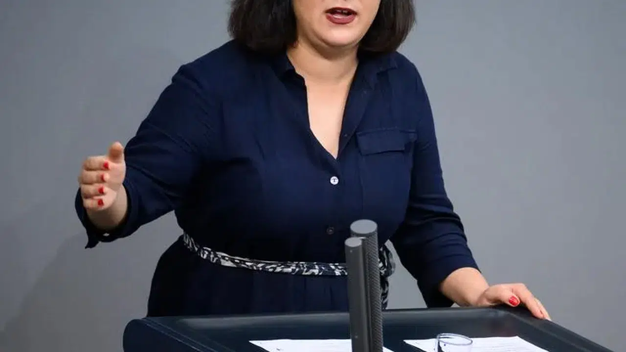 Almanya'da Türkiye kökenli Vekil Gökay Akbulut'un dokunulmazlığı kaldırıldı