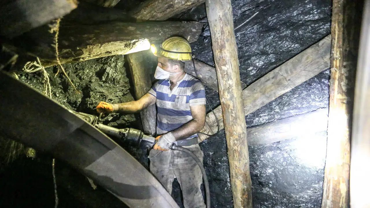 Türkiye Taşkömürü Kurumunda Madencilik Faaliyetleri İçin Getirilen Yaş Sınırı Nedir?