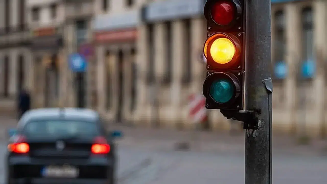 Trafik ışıkları neden kırmızı, sarı ve yeşil renklerde tasarlandı?
