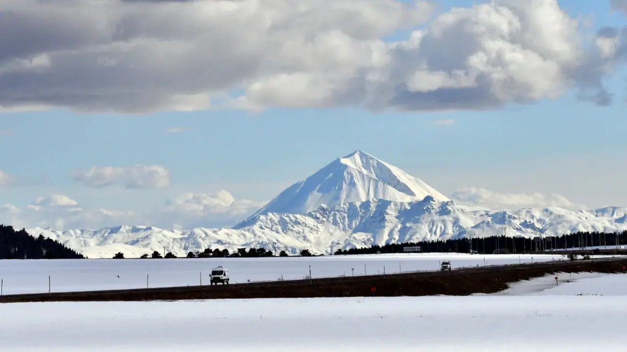 Kars'ta bahar gelmesine rağmen karla mücadele devam ediyor