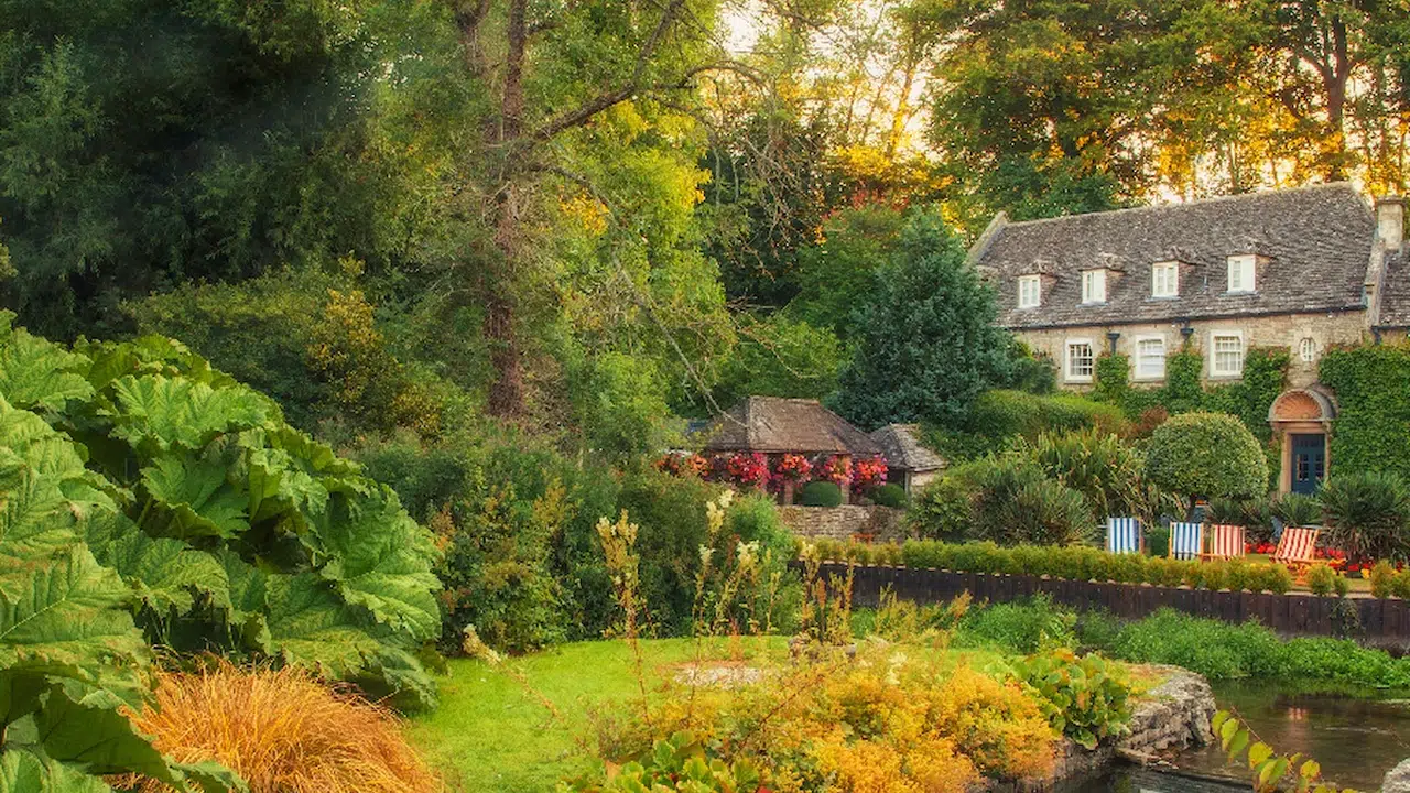Turist akınına uğrayan Bibury Köyü, hizmeti kesti