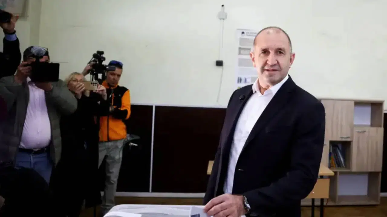 Bulgaristan'da seçimleri kazanan Rumen Radev kimdir ve kaç yaşında?