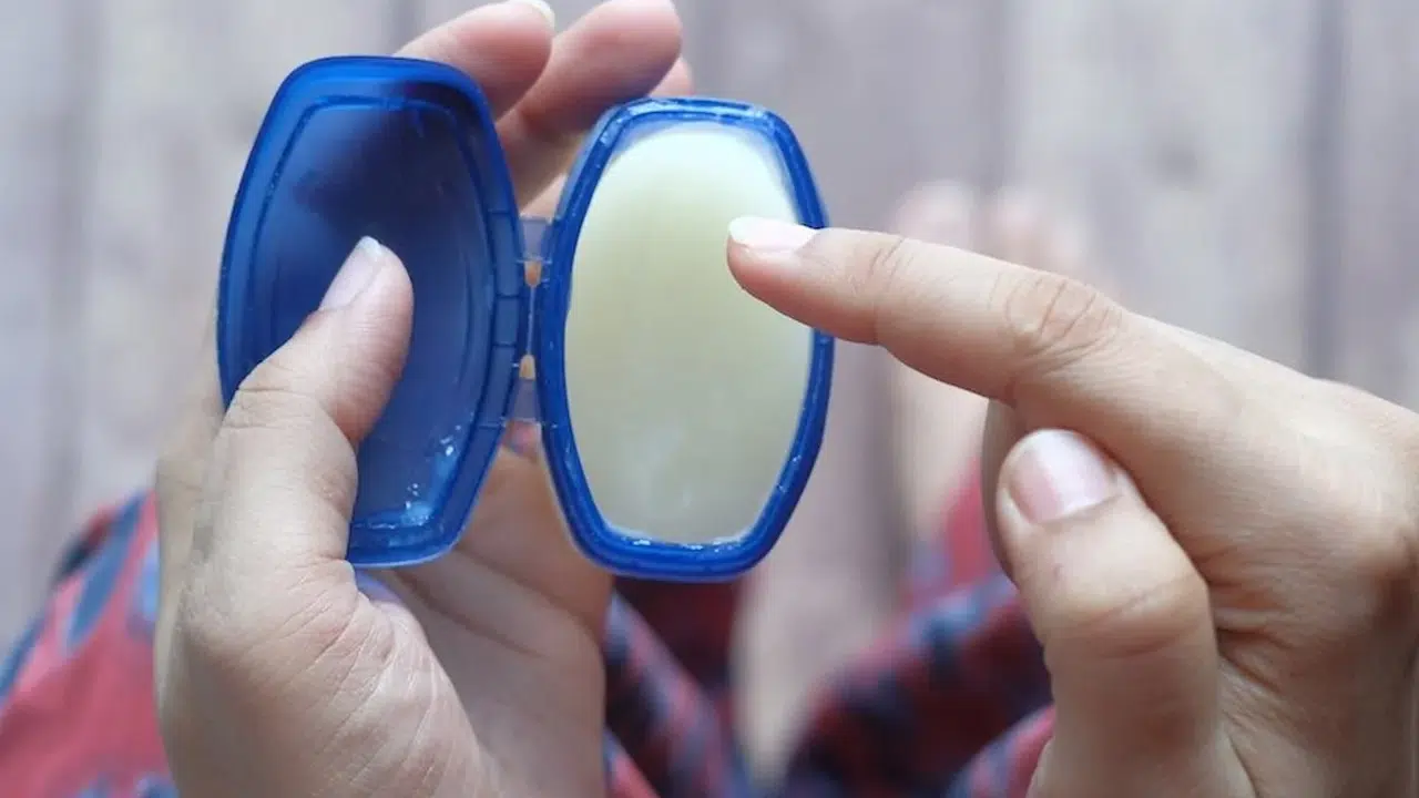 Vazelin cildinize nasıl etki ediyor? Tüylenme iddiası ne kadar doğru?