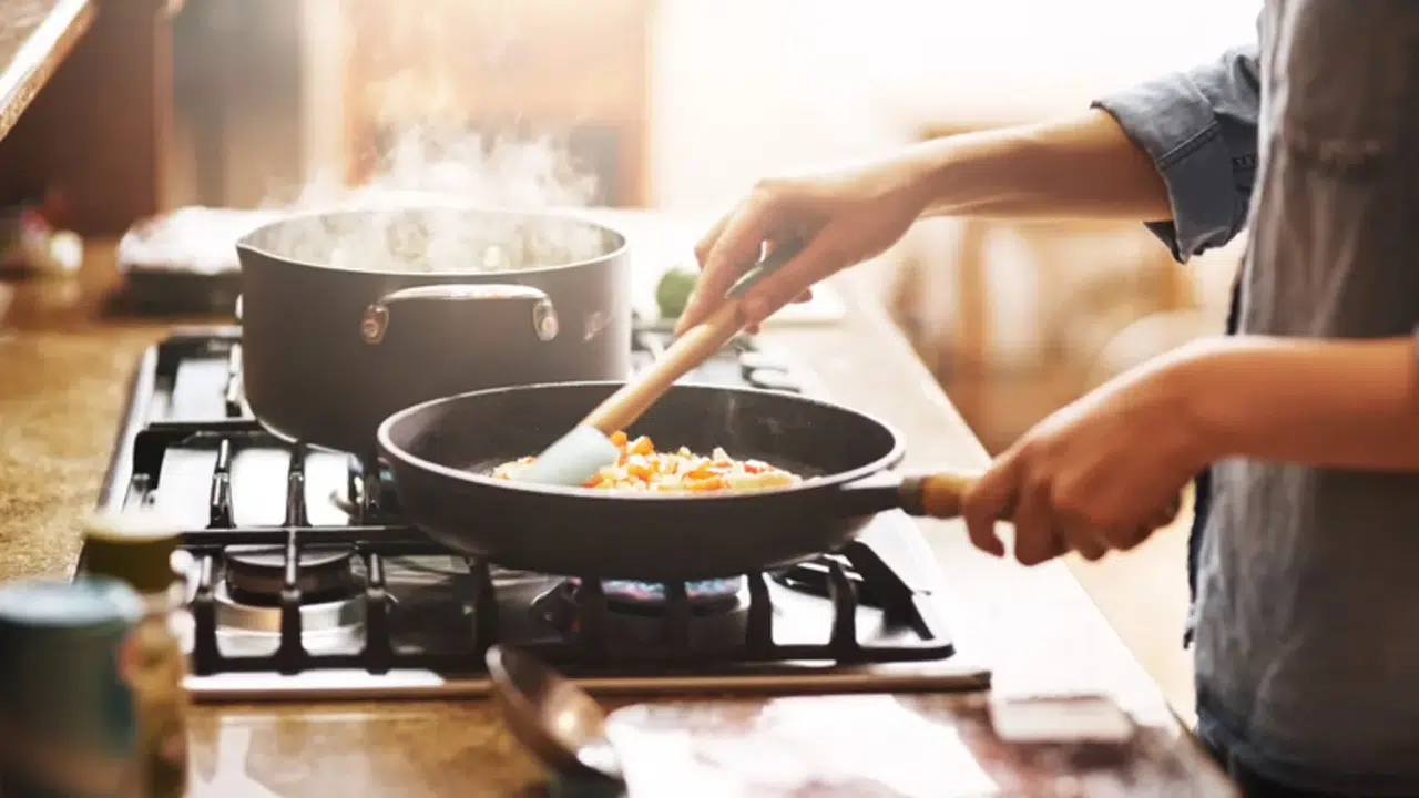 Teflon tavalarda yüksek ısı riski nedir ve sağlığımızı nasıl etkiler?