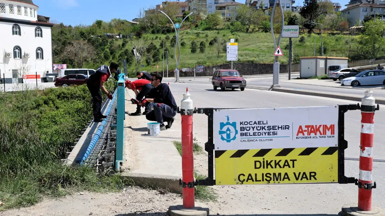 Kocaeli'de Korkuluk Montajı ve Bakım Çalışmaları Yapılıyor
