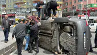 Diyarbakır'da kaldırıma çarpan araç yan yattı