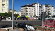 Kilis'te kamyonet ile çarpışan motosikletteki 3 kişi yaralandı
