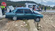 Kütahya Emet'te kavşakta iki otomobil çarpıştı : 3 kişi yaralandı
