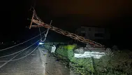 Elazığ'da otomobil elektrik direğine çarpıp ters döndü