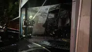 Başakşehir'de tamirhanede bulunan tır alev alev yandı