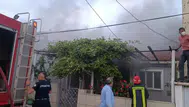 Çanakkale'de alev alev yanan ahşap ev kullanılmaz hale geldi