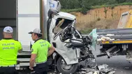Arnavutköy'de feci kaza : Tıra çarpan kamyonetin sürücüsü öldü