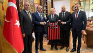 Devlet Bahçeli'ye Çorum FK forması hediye edildi