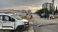 Adıyaman'da iki hafif ticari araç çarpıştı : 2 yaralı