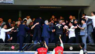 Fenerbahçe genel kurulunda gerginlik : İki grup arasında arbede çıktı