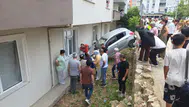 Bursa'da apartman duvarına çarpan otomobil boşlukta asılı kaldı : 3 yaralı