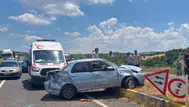 Uşak'ta otomobil refüje çarptı : Baba ve kızı yaralandı