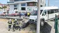 Bartın-Karabük yolunda işçi minibüsü, iki otomobile çarptı : 3 yaralı