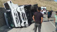 Malatya'da tır, kontrolden çıkıp devrildi