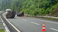 Rize'de yamaçtan kopan kayalar yolu kapattı