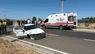 Afyonkarahisar'da otomobil bariyerlere çarptı : 3'ü çocuk 6 kişi yaralandı