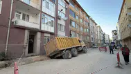 Eskişehir'de hafriyat kamyonu, yoldaki çukura düştü