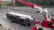Kocaeli'de tır kontrolden çıkıp devrildi