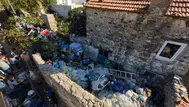 Muğla Datça'da çöp evden 5 ton atık çıkarıldı