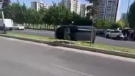 Diyarbakır'da hafif ticari araç refüje çarparak yan yattı: 1 yaralı