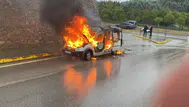 Kocaeli Körfez’de seyir halindeki hafif ticari araç alev alev yandı