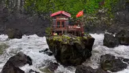 Artvin'de gençlerin denizdeki kayaya yaptığı Martıevi ilgi görüyor