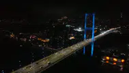 İstanbul Boğazı’ndaki köprüler Türk Dünyası Günü’ne özel turkuaz renge büründü