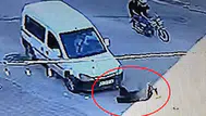 Kaputuna Çıktığı Sürücüyü İtip Otomobili Gasp Etti
