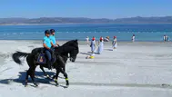 Türkiye'nin Maldivleri olarak bilinen Salda Gölü'nde atlı jandarma timleri neden görev yapıyor?
